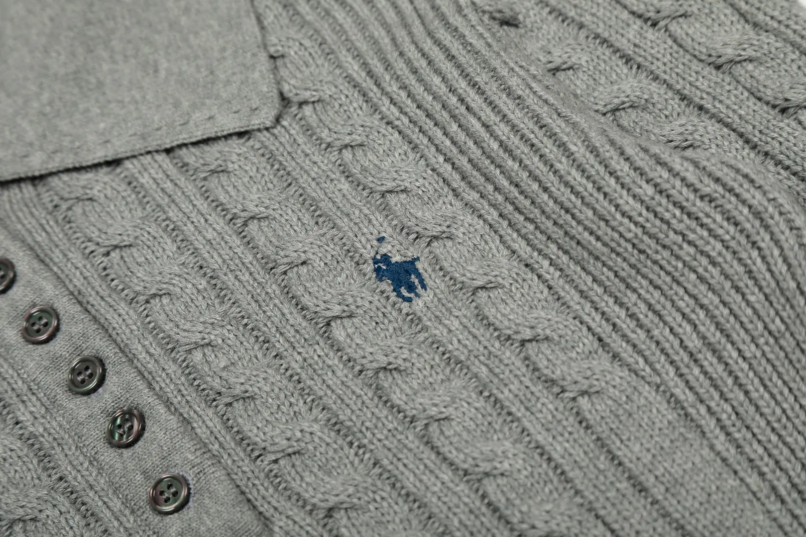 P250 top quality" Style number: DS050# (not off the shelves all year round) [Ralph Lauren lapel twist solid color basic pony embroidery logo goddess sweater] ✅Ralph Lauren Ralph Lauren goddess slim fit POLO lapel twist knit open chest autumn and winter sweater ✅Main supplier platform live broadcast Wholesale entity Wholesale entity Replenish when out of stock Not off the shelf ✅ZP quality 1:1 version Scan the code to enter the GF website Counter quality ✅Details and quality are the only one in Guangzhou. Imported quality cotton yarn, focusing on high-end, cost-effective, good quality needless to say. ✅Restore the original version. The maximum size can be worn up to 150 pounds. Loose, comfortable and stress-free. ✅The upper body is simple and easy to put on. A must-have for goddess ootd. Good-looking clothes are never picky. A must-have in the goddess's wardrobe. Size: S-XL. Color: black, milky white, gray, navy blue, burgundy.